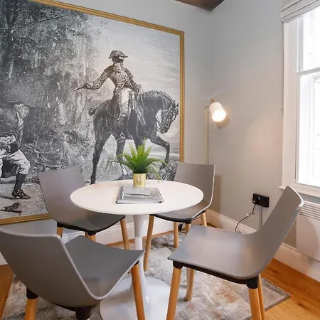 Turpin Quarter In The Centre Of The City, Sleeps 6 Apartment